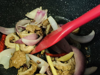 13、干煸肥肠,炒均匀