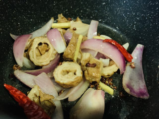 14、干煸肥肠,起锅