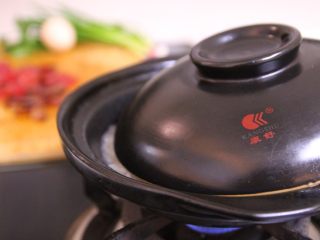 4、腊味煲仔饭,4、像图中一样，将盖子微微露出一小缝，让水蒸气可以蒸发