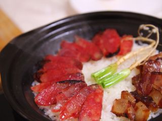 5、腊味煲仔饭,6、加入刚刚的腊肠和腊肉，盖上盖子焖多1分钟