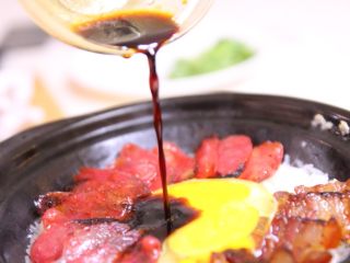 6、腊味煲仔饭,8、等到锅中漂出焦香味，加入酱料