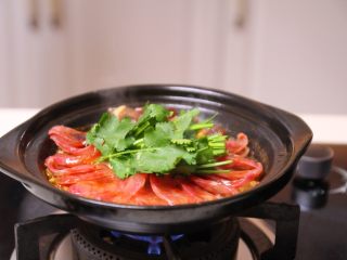 7、腊味煲仔饭,9丶放入香菜和葱再烧半分钟，即可以出锅咯