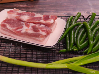 1、尖椒炒五花肉,准备食材：五花肉 尖椒 蒜苗