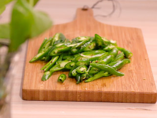 2、尖椒炒五花肉,尖椒切斜刀快