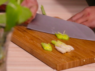 3、尖椒炒五花肉,蒜苗拍破后切成小段