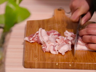 4、尖椒炒五花肉,五花肉切成薄片