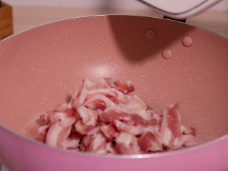 5、尖椒炒五花肉,五花肉放入炒锅中{炒锅中不用再放油}