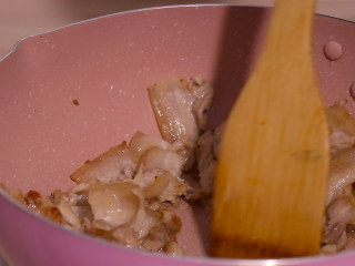 6、尖椒炒五花肉,将五花肉煸炒出油份