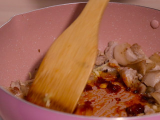 8、尖椒炒五花肉,再放一勺豆瓣酱炒出红油