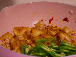 9、尖椒炒五花肉,放入切好的尖椒