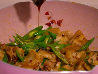 11、尖椒炒五花肉,加入蚝油和生抽翻炒均匀
