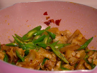 10、尖椒炒五花肉,翻炒一分钟