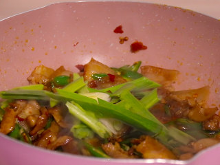 12、尖椒炒五花肉,再放入蒜苗翻炒均匀