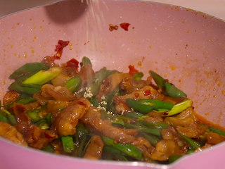 13、尖椒炒五花肉,最后加入鸡精