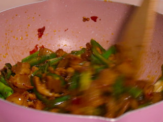 14、尖椒炒五花肉,翻炒均匀即可出锅装盘