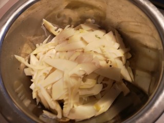 5、凉拌青笋豆干,盛出控干水分，备用。