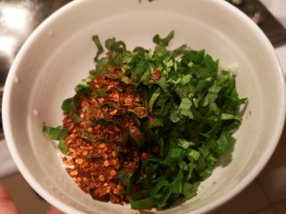 6、凉拌青笋豆干,碗里放入葱花，香菜，盐，花椒粉，辣椒粉，蒜泥，芝麻。