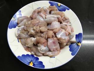 3、干锅牛蛙,用料酒、盐腌制10分钟。