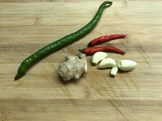4、干锅牛蛙,准备好配料。