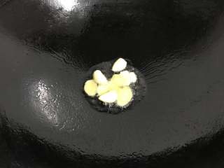 7、干锅牛蛙,先爆香姜、蒜。