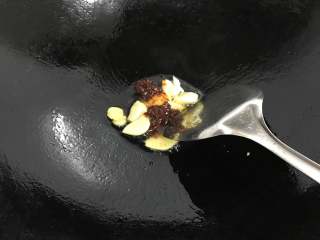 8、干锅牛蛙,再放入1勺郫县豆瓣酱炒出红油。