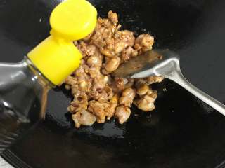 10、干锅牛蛙,然后倒入生抽翻炒均匀。