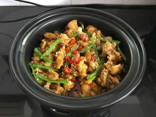 14、干锅牛蛙,等香味出来就可以开吃了，吃前撒上芝麻。