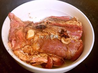 4、#食二星座#凉拌麻辣牛肉片,倒少许白酒在手中，将牛肉揉搓均匀，加两勺盐继续揉搓按摩，让盐均匀地分布在牛肉表面，再放入五香粉两勺，八角，花椒，山奈，桂皮继续揉搓按均匀。