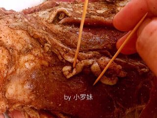 5、#食二星座#凉拌麻辣牛肉片,用牙签在牛肉上均匀撮洞，目的是让牛肉更好入味。