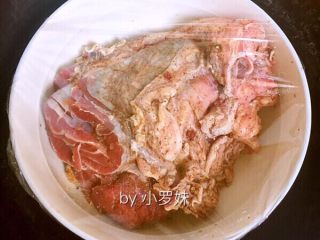 6、#食二星座#凉拌麻辣牛肉片,盖上保鲜膜放入冰箱冷藏腌制8个小时以上，也可以腌制一夜。