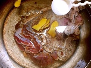 7、#食二星座#凉拌麻辣牛肉片,腌制好的牛肉放锅中，添加适量水，老姜，再添加一勺盐，因为牛肉汤还要再次使用，所以要注意汤卤盐量的控制，腌制一夜的牛肉，只添加少量盐以保持牛肉盐味不会流失就可以了！