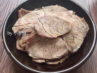 9、#食二星座#凉拌麻辣牛肉片,卤好的牛肉自然凉透，就可以切片（牛肉放冰箱冷藏一夜，就比较容易切片哦）