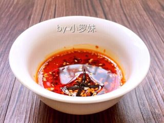 10、#食二星座#凉拌麻辣牛肉片,先拌一个麻辣牛肉片，用小罗妹家秘制的红油辣椒，秘制的花椒油，加少许白糖，生抽，鸡精，陈醋，麻油调制的红油。