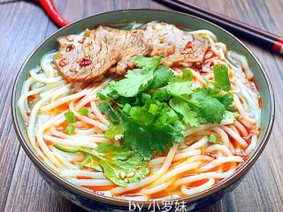 15、#食二星座#凉拌麻辣牛肉片,至于卤汤，当然不能浪费了，把牛肉切片放入汤中，可以涮清汤牛肉火锅，牛肉切成片，用汤汁调一碗牛肉米线也是极好！味道可以与早餐店媲美呢！