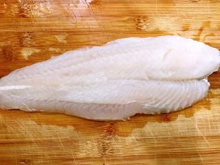 1、Q弹嫩滑的鱼丸做起来,龙利鱼柳解冻，沥干水份