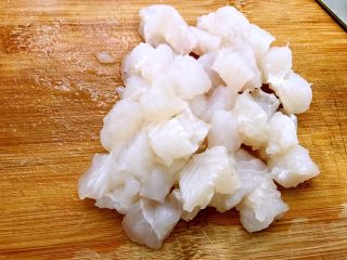 2、Q弹嫩滑的鱼丸做起来,切成小块