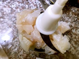 3、Q弹嫩滑的鱼丸做起来,放入料理机里