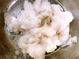 6、Q弹嫩滑的鱼丸做起来,加入适量白胡椒粉