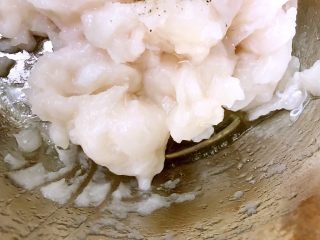 7、Q弹嫩滑的鱼丸做起来,加入蛋清