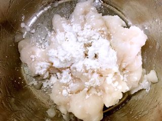 8、Q弹嫩滑的鱼丸做起来,加入两勺淀粉