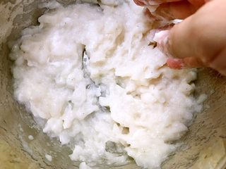 9、Q弹嫩滑的鱼丸做起来,开始洗干净双手开始朝一个方向搅打上劲，也可以捞起鱼泥使劲摔打都是可以的，目的就是要上劲出胶鱼丸才会好吃哦