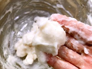 10、Q弹嫩滑的鱼丸做起来,搅打当渐渐抱团的鱼泥满满的胶质就可以了（鱼泥会越搅打越有阻力，切记不可加水葱姜水都不要加）