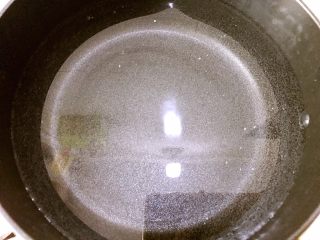 11、Q弹嫩滑的鱼丸做起来,烧一锅水边缘冒泡后，关最小火