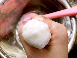 12、Q弹嫩滑的鱼丸做起来,用虎口挤出丸子型用勺子挖出，一个鱼丸就完成了（如果很粘虎口可以抹少许植物油）