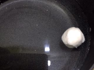 13、Q弹嫩滑的鱼丸做起来,做好的鱼丸放入热水锅里（一定要最小火不然沸腾后会冲散哦）