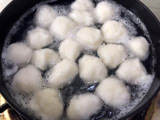 14、Q弹嫩滑的鱼丸做起来,全部鱼丸做完后，开中小火沸腾后丸子浮起