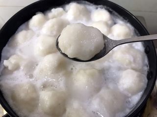 15、Q弹嫩滑的鱼丸做起来,不急着吃的话捞出过凉水沥干冷冻保存
