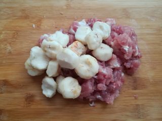 2、清甜马蹄丸子,加入去皮的马蹄