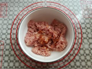 5、清甜马蹄丸子,找一个大碗，放入肉泥，盐，生抽，鱼露混合均匀