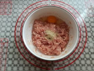 6、清甜马蹄丸子,再次加入鸡蛋和胡椒粉，同一个方向搅拌几分钟
